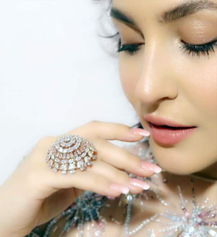 Elli AvrRam Flaunts Her Glamorous Look