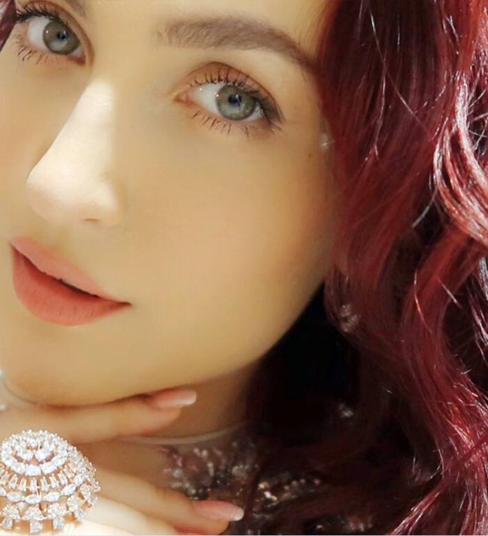 Elli AvrRam Looks Beauteous