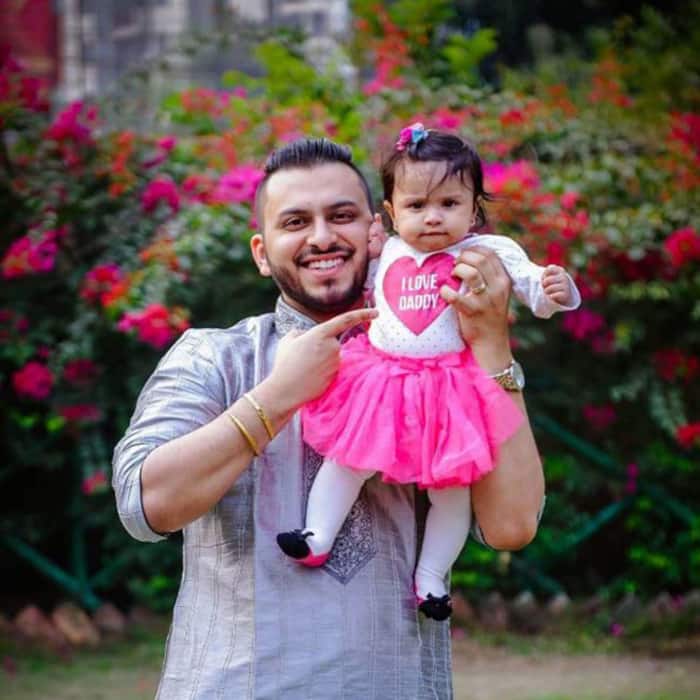Adorable picture of Dimpy Ganguly with husband Rohit Roy and daughter ...
