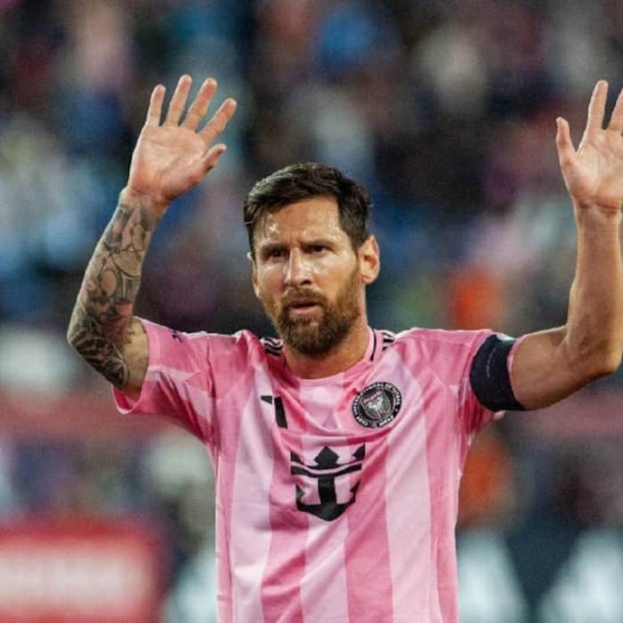 Fans Miss Out on a Glimpse at the Airport   