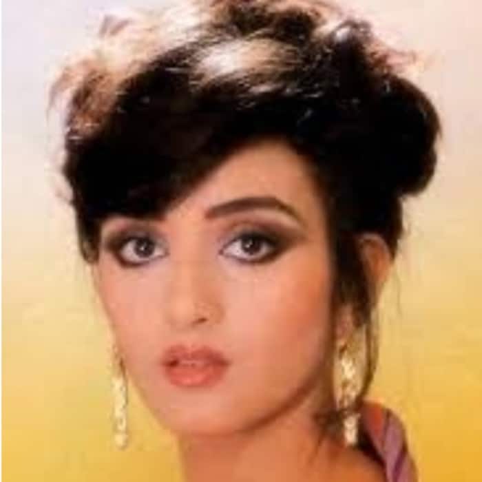 Farah Naaz made her acting debut in Yash Chopra s film  Faasle  1985 