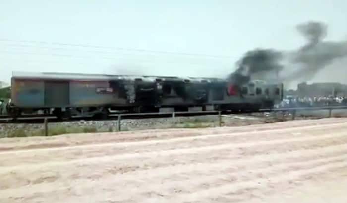 Fire Breaks Out in Kamakhya Express Near Mirzapur; Delhi-Howrah Route Affected