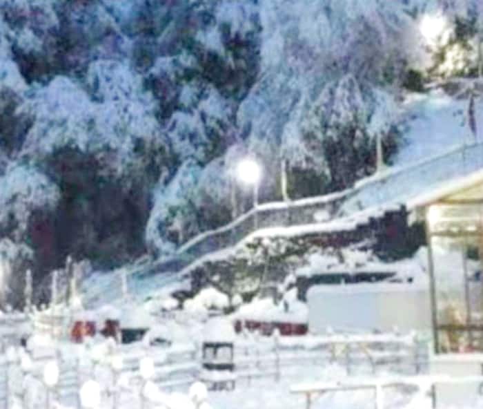 Fresh Snowfall  The Trikuta Mountain of Mata Vaishno Devi recently experienced significant snowfall  bringing renewed energy to devotees seeking the goddess s blessings  Following the snowfall  a layer of 2 3 inches of snow blanketed the upper peaks of the mountain  According to the Indian Meteorological Department  if the current weather persists in the hilly region  snowfall is likely to occur at the Bhawan premises 