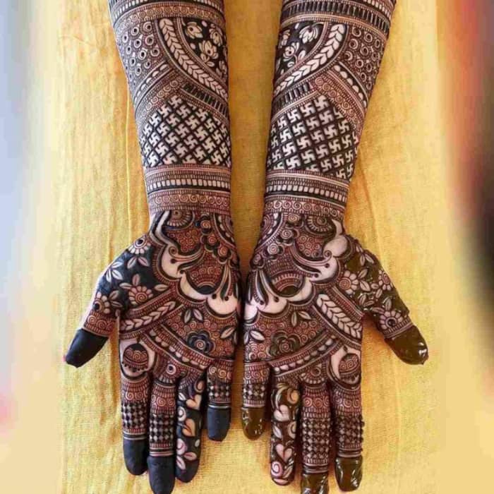 Full-hand teej mehndi: Elaborated patterns create a stunning statement look for Hariyali Teej.