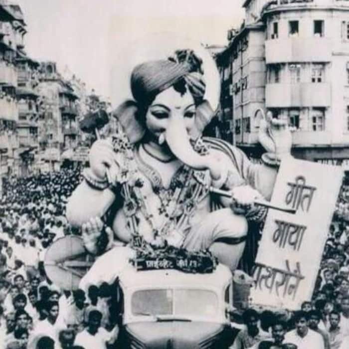 Ganpati Visarjan In 1964: Streets of Bombay turned into a sea of devotees during visarjan.