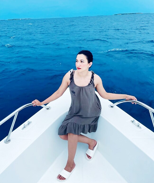 Gauahar Khan Looks Hot In Little Grey Dress Gauahar Khan Looks Hot In Little Grey Dress