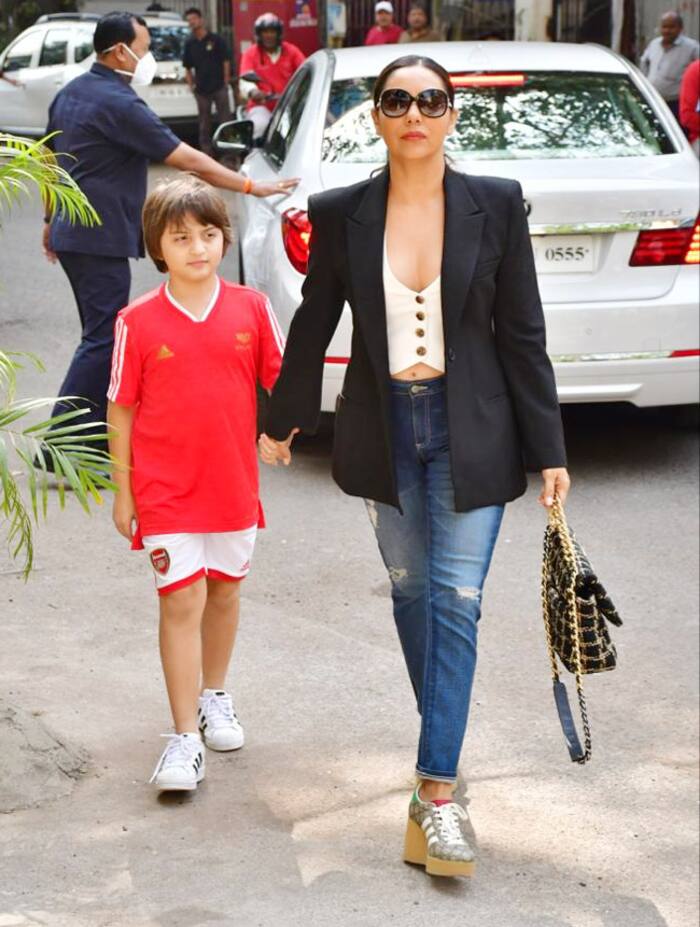 Gauri Khan and Shah Rukh Khan get a makeover of Mannat’s new nameplate