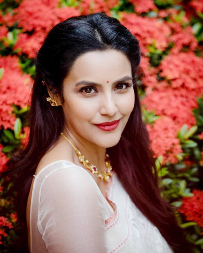 Glamorous pictures of Priya Anand you surely cant miss!