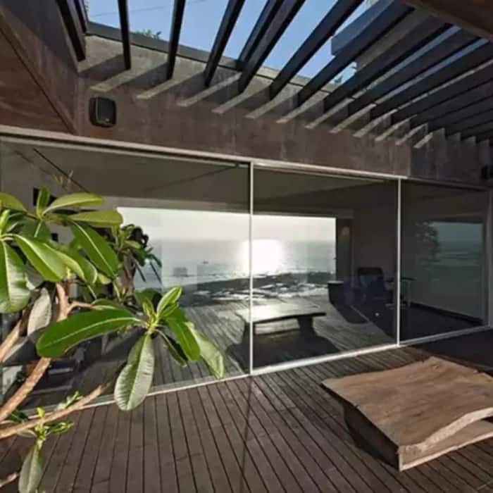 Glass Walls for a Seamless View