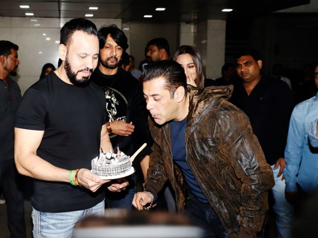 Shah Rukh Khan Poses With Salman For a Selfie