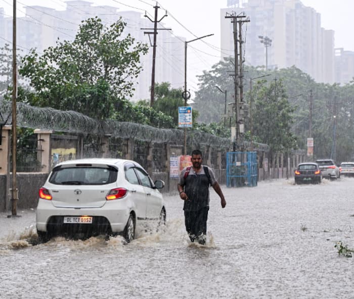 Heavy rain in Noida