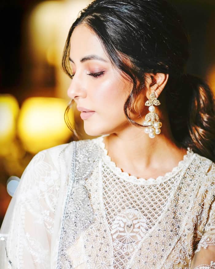 Hina Khan Exudes Soft Ellegance in Desi Attire