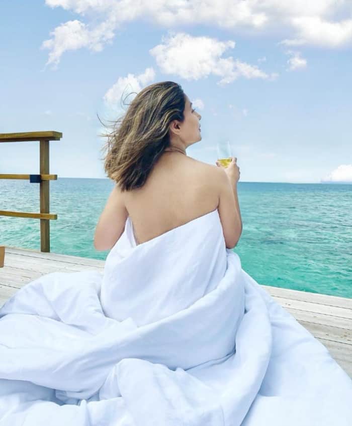Hina Khan flaunts her sexy back