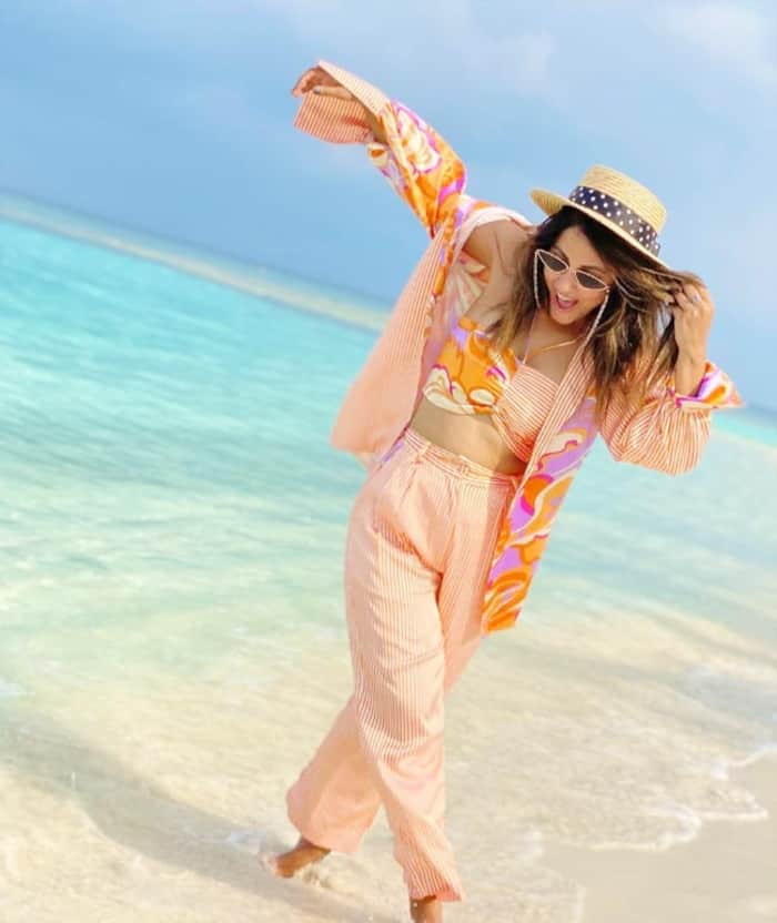Hina Khan Glows Like The Warmest Sun in Her Stunning Orange Outfit