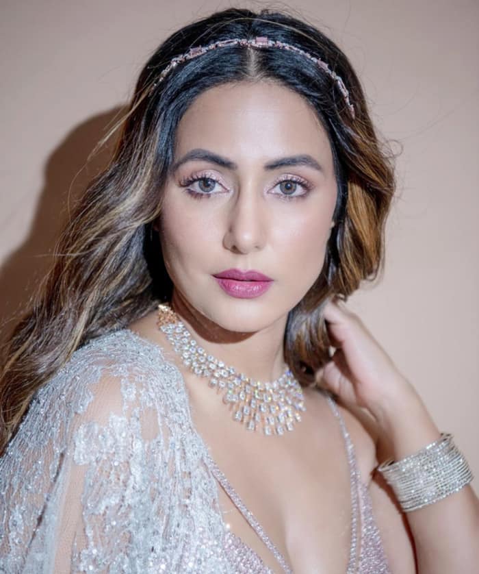 Hina Khan is hotness personified in glamorous lace lehenga with sexy blouse