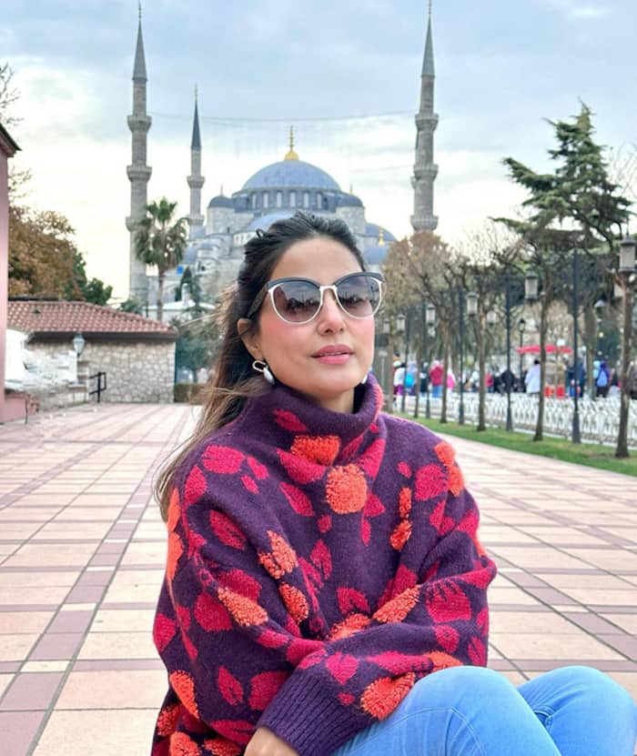 Hina Khan Radiates Glow in Latest Photos