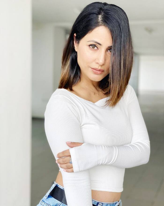 hina-khan-looks-gorgeous-in-her-simple-look