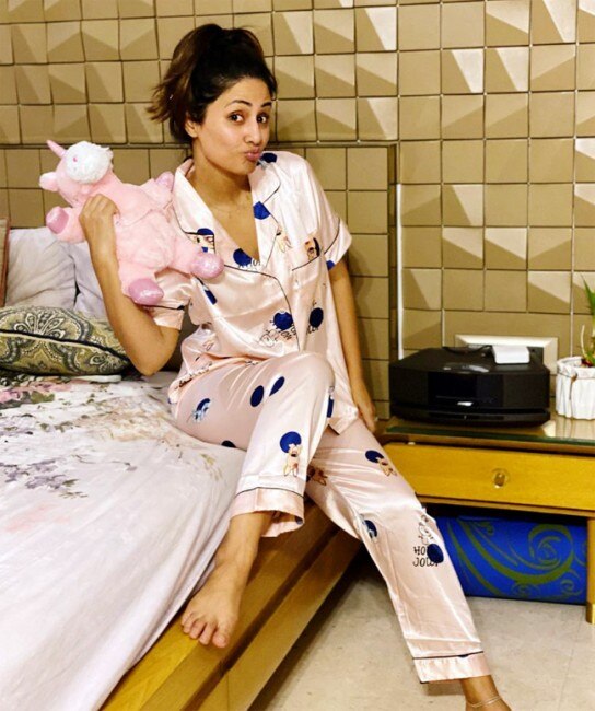 Hina Khan's Pyjama Party in Pink Nightsuit And no-Makeup Look Will Set Your  Heart Aflutter