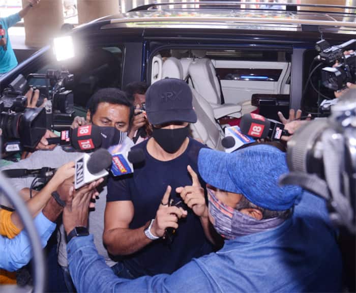Hrithik Roshan Records His Statement Against Kangana Ranaut in The 2016 Email Case Viral Pics