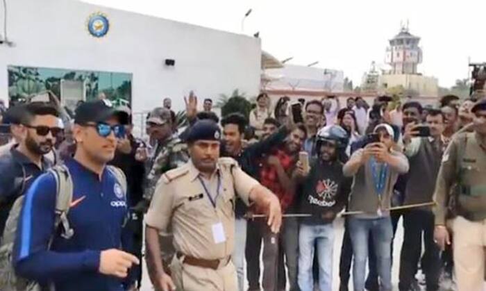 India vs Australia 3rd ODI JCKA Ranchi: MS Dhoni Receives Huge Reception as he Arrives in His Hometown