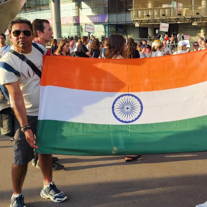 Indian fans cheer team at Closing Ceremony