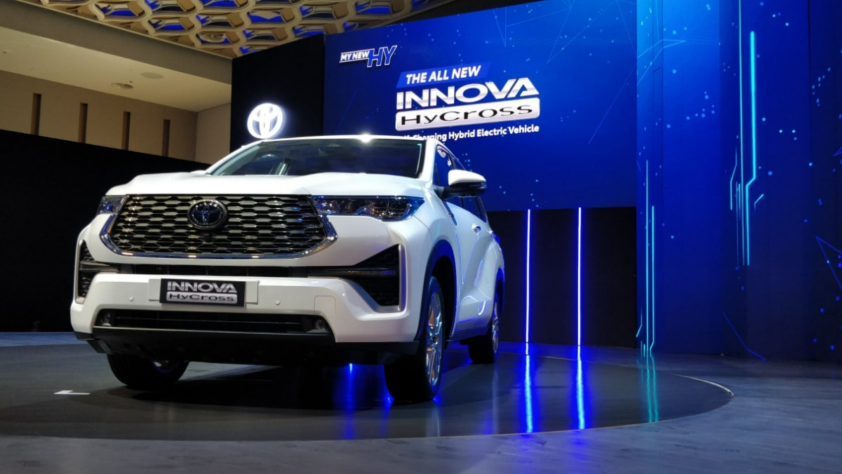 In Pics: Toyota Innova Hycross Arrives At Dealership Showroom Before ...