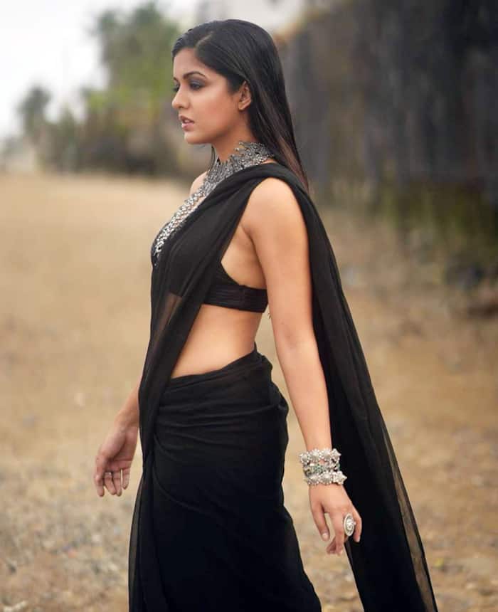 Ishita Dutta Looks Hot in Black Saree Photos