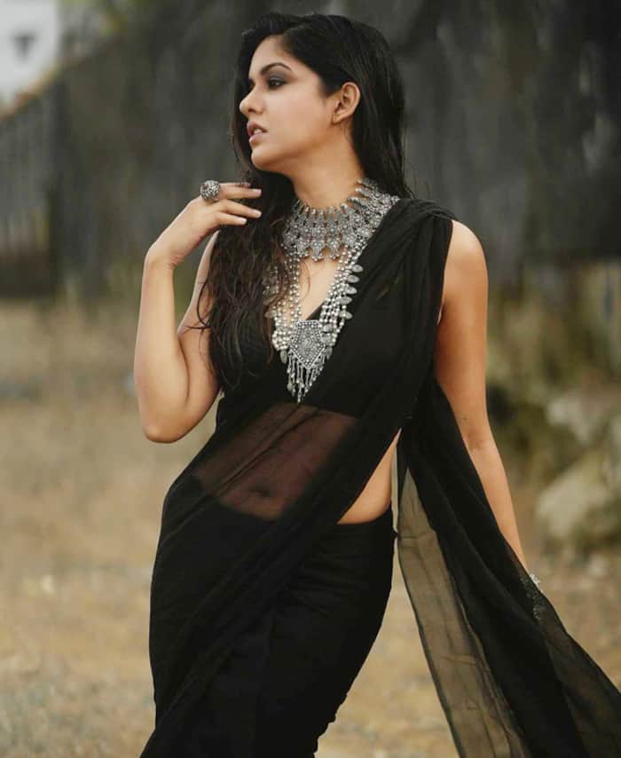 Ishita Dutta Sexy Saree Photos