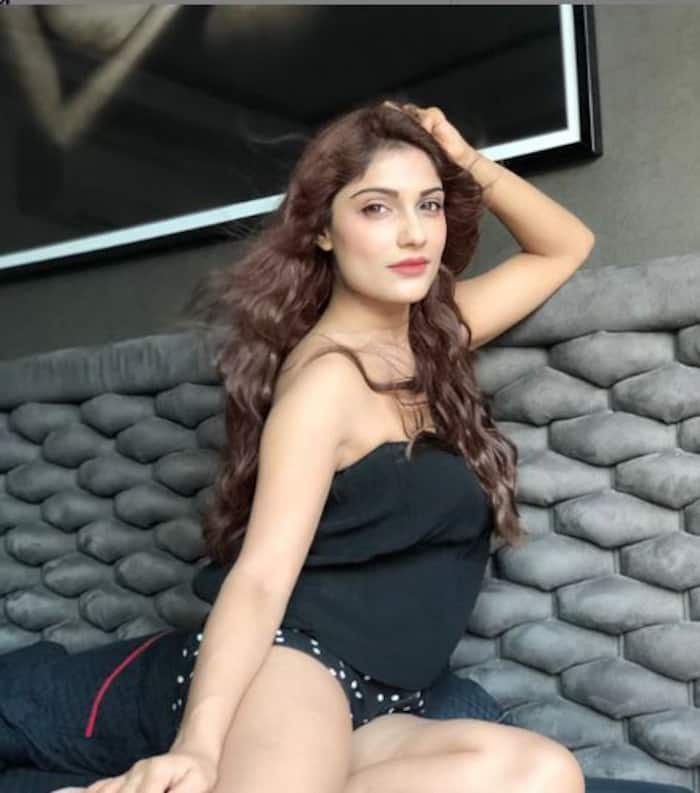 Ishita Raj Sharma poses sensually in front of the lens and turns up the heat in no time