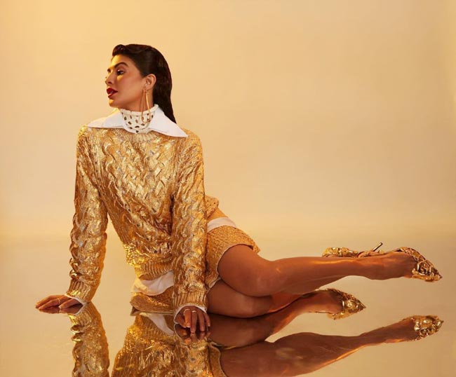 Jacqueline Fernandez Look Sexy in a Mini Skirt And Sweater Jacqueline Fernandez Look Sexy in a Mini Skirt And Sweater