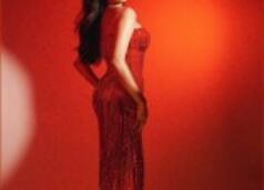 Janhvi Kapoor stuns in red bodycon gown made in 400 hours, wears gold-diamond necklace worth an SUV! It costs Rs...