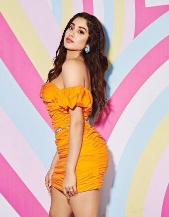 janhvi kapoor orange dress Janhvi Kapoor slays in an orange bodycon dress Follow @koimoi #koimoi #bollywood @janhvikapoor #janhvikapoor #fashion #ootd #celebrity