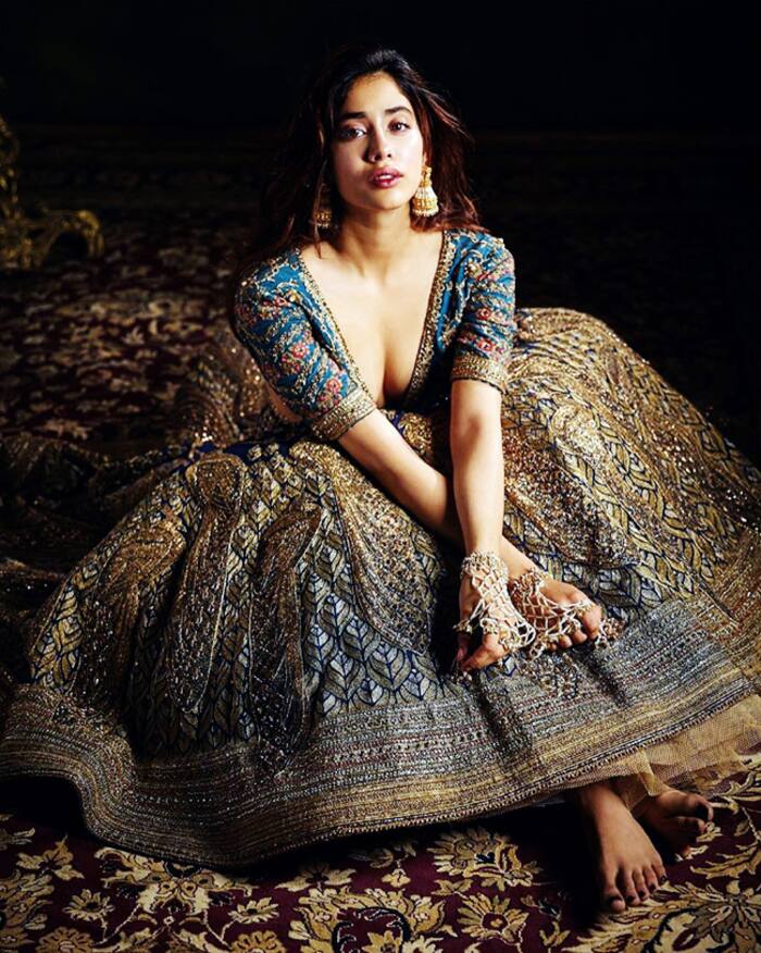 Janhvi Kapoors Hot Avatar in Traditional Wear