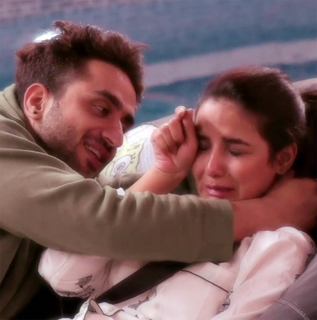 Jasmin Bhasin and Aly Goni’s lovely and happy pics