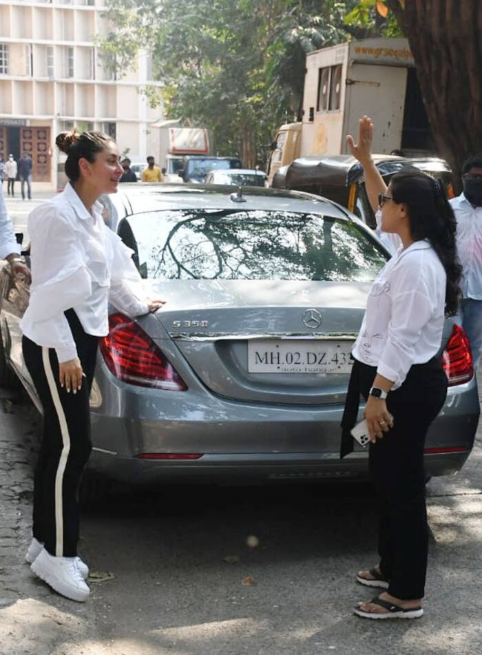 Kajol and Kareena hugged each other and fans loved their gossip session