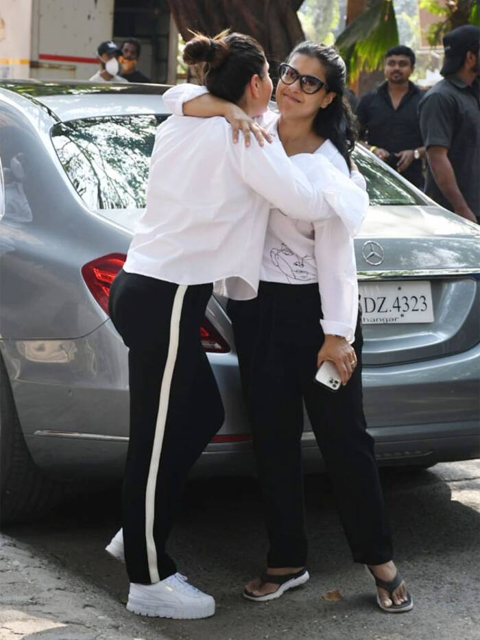 Kajol and Kareena shared a warm hug and kiss while greeting each other