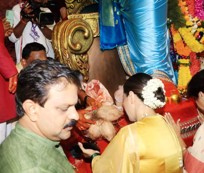 Kajol goes fully traditional in a yellow saree as she visits Mumbais Lalbaugcha Raja - see pics