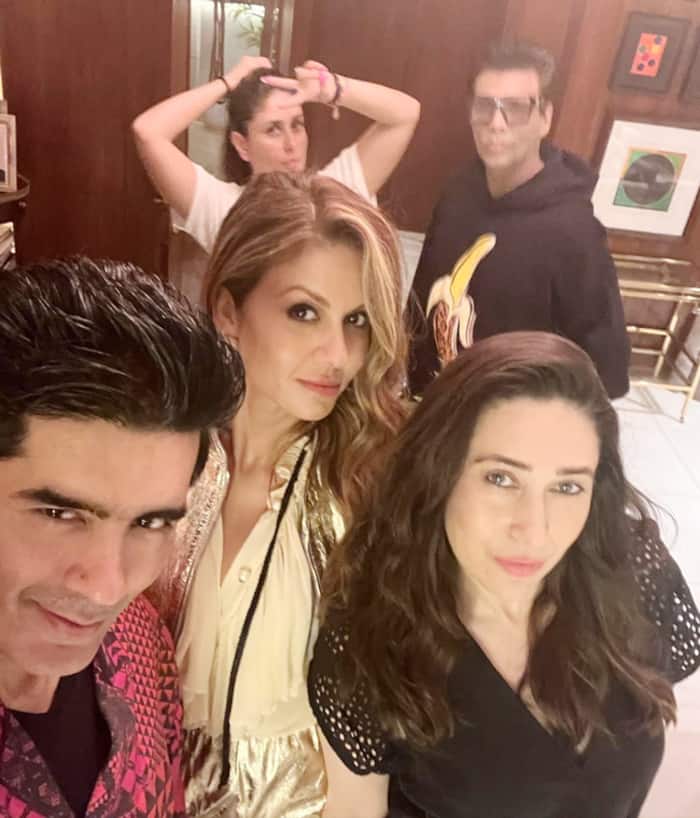 Kareena Kapoor & Her Gang Posing For The Camera In Style