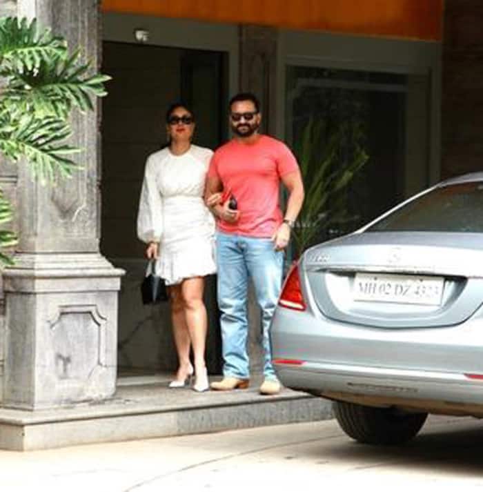 Kareena Kapoor Khan And Saif Ali Khan Strike Poses