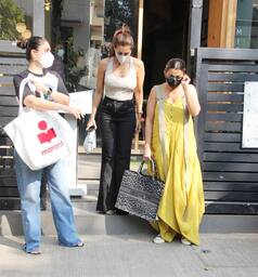 Kareena Khan Khan, Malaika Arora And Amrita Arora Flaunts Their Comfy Styles in These Viral Pics