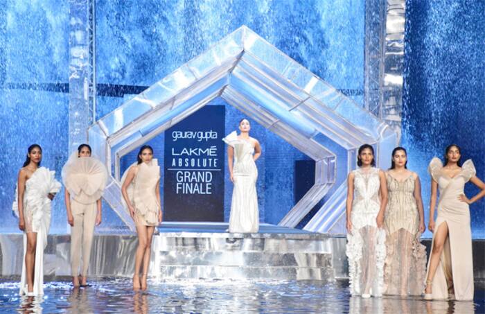 Kareena Kapoor Khan talks about preferring comfort over fashion as she closes Lakme Fashion Week 2021
