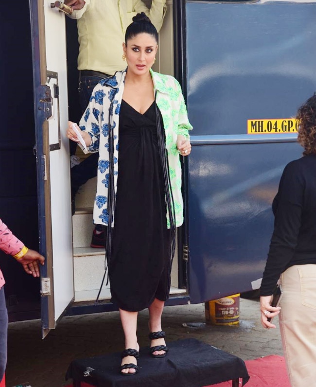Kareena Kapoor Khan wears classic black shades with no accessories