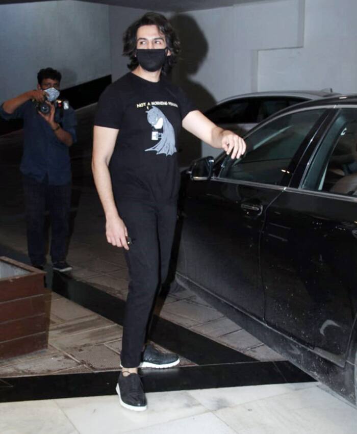 Kartik Aaryan Snapped in Mumbai After Months Sporting Long Hair And ...