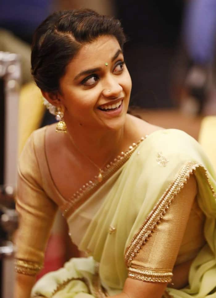 Splendid Looks Keerthy Suresh Looks Perfectly Splendid in Golden Saree