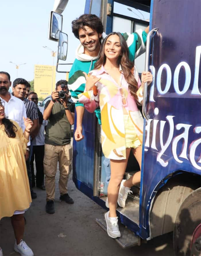 Kiara Advani and Kartik Aryan click pictures with their fans