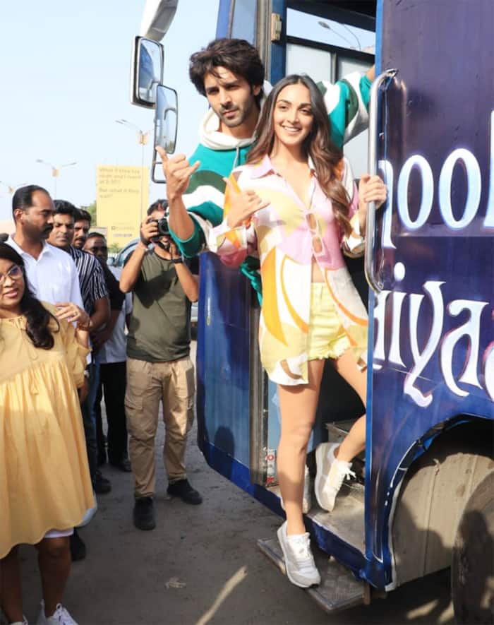 Kiara and Kartik posed for paps in a trendy style