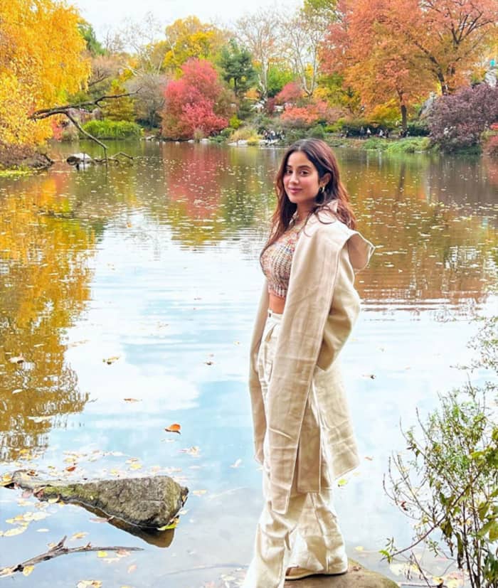  Lucky  Jhanvi Kapoor Leaves Uncle Sanjay Kapoor Jealous 