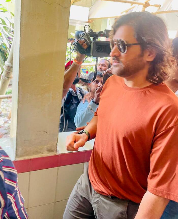Mahendra Singh Dhoni arrives to cast his vote for the Lok Sabha elections
