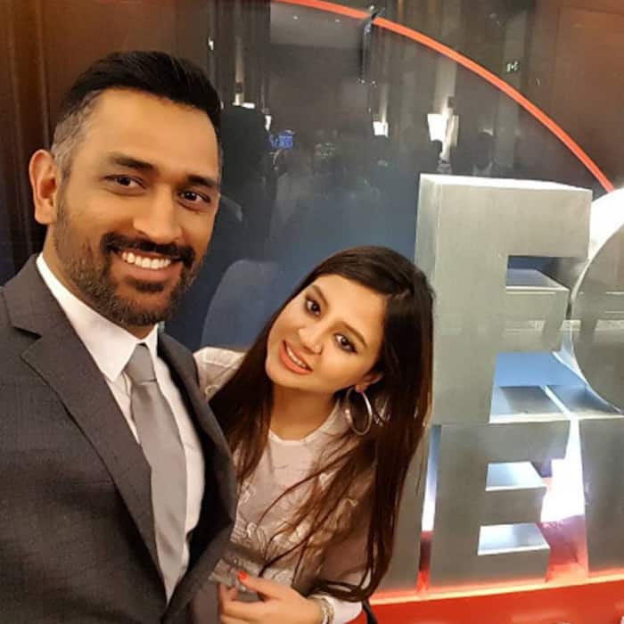 Mahendra Singh Dhoni clicks a selfie with wife Sakshi Dhoni