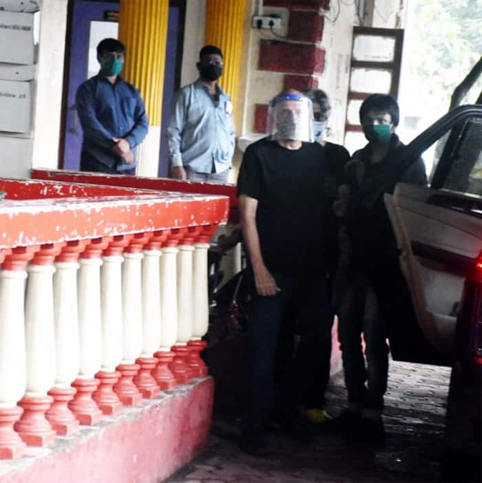 Mahesh Bhatt Reaches Santacruz Police Station